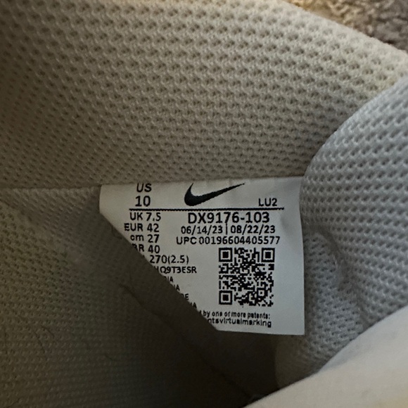 Nike Light Gray Sneakers - Picture 2 of 4